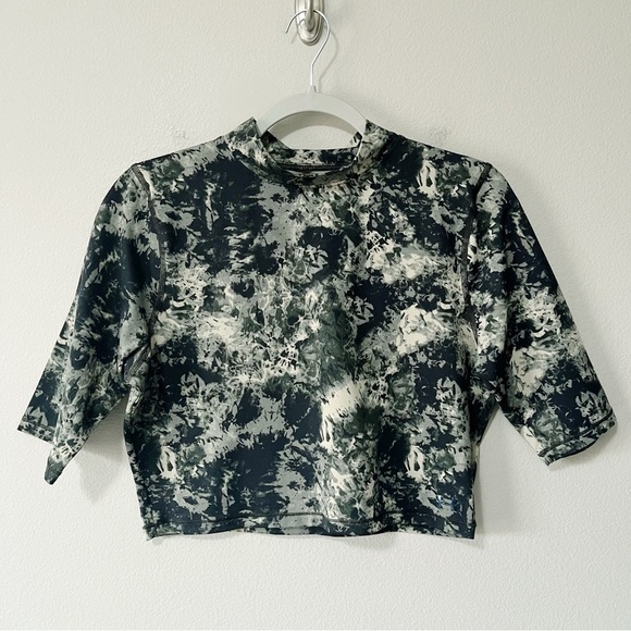 Under Armour Women's Size XL Meridian Printed High Neck Half Sleeve Cropped Top - Picture 3 of 11